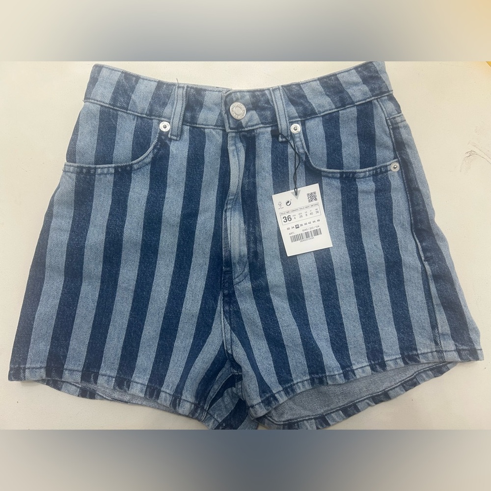 New with Tags Zara High-Waisted Blue Striped Mom Jean Shorts with Striped Design